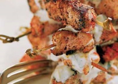 Brochetas de Puropollo Tandoori con Salsa de Yogur y Menta